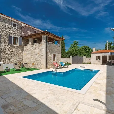 5 Bedroom Gorgeous In Korenići