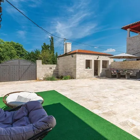 5 Bedroom Gorgeous In Holiday home