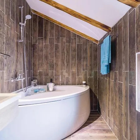 5 Bedroom Gorgeous In