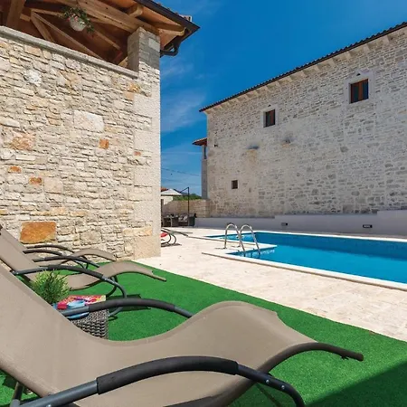 5 Bedroom Gorgeous In Holiday home