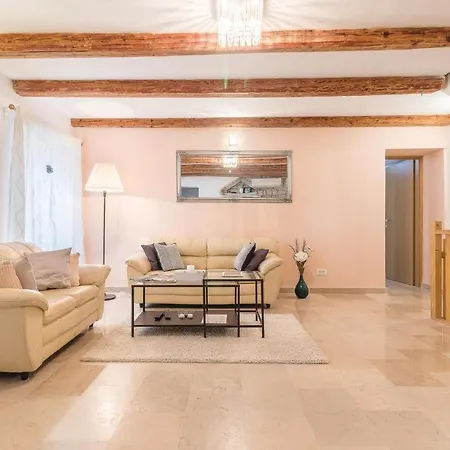 5 Bedroom Gorgeous In Holiday home *