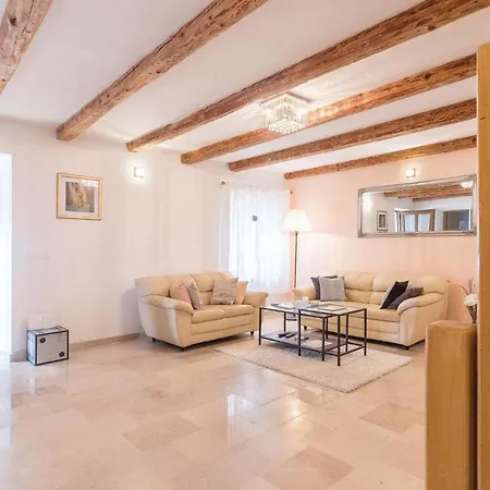 5 Bedroom Gorgeous In